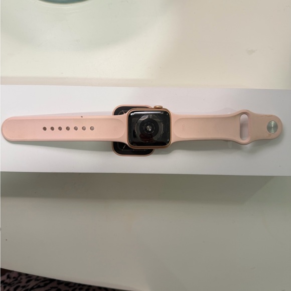 Series 5 Gold Aluminum Case 40mm Apple Watch - Picture 3 of 5